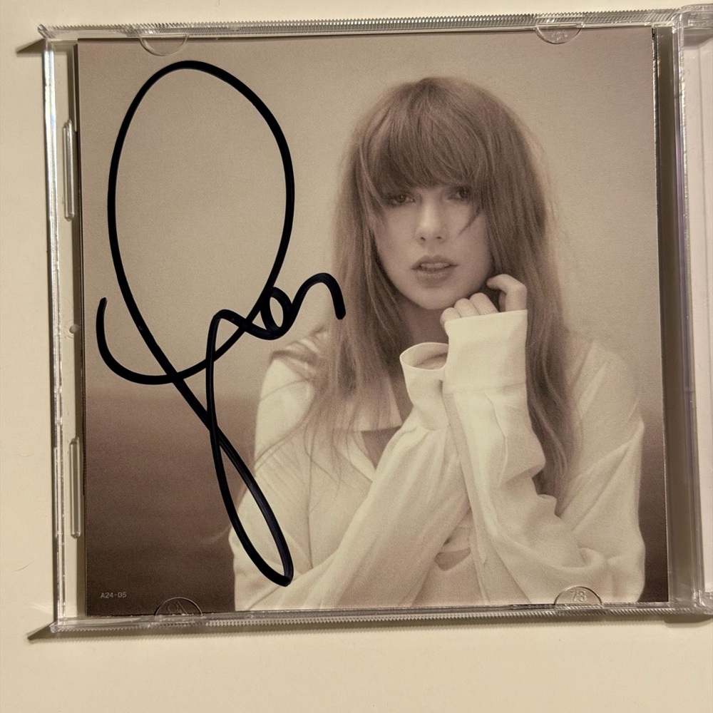 Taylor Swift- TTPD Signed CD/ Open, original, in excellent condition.